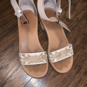 Latigo sandals with small heel